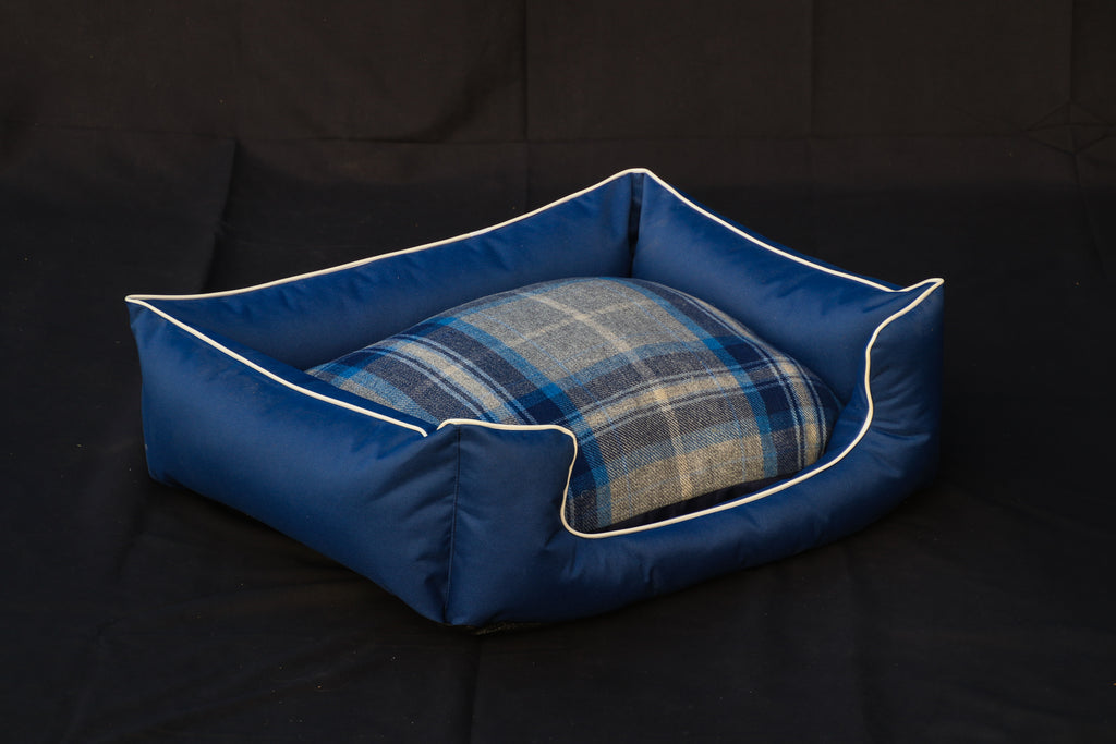 Traditional Styled dog bed - Blue